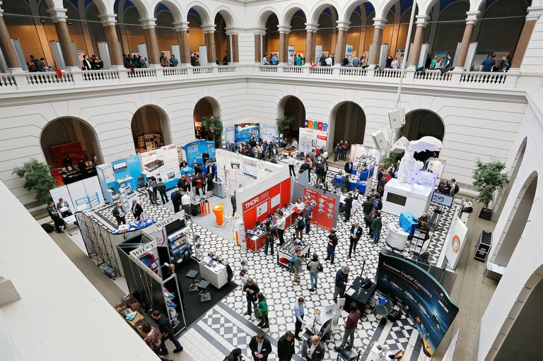 Industrie- und Buchausstellung auf der DPG Jahrestagung 2015 in Berlin // Exhibition of Scientific Instruments and Literature at the Annual Conference of the DPG 2015 in Berlin (© DPG / Röhl)